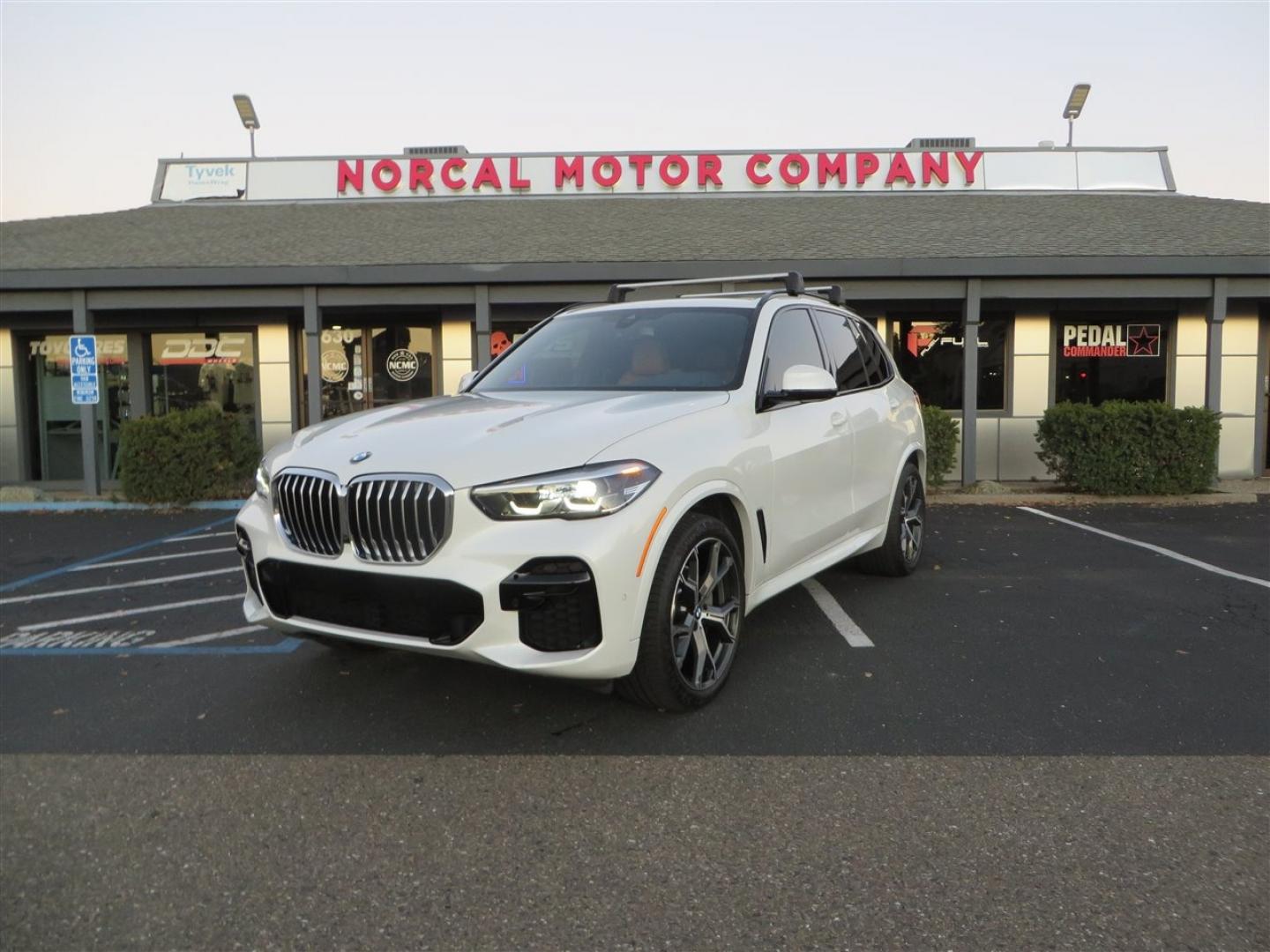 2022 White /BROWN BMW X5 xDrive40i (5UXCR6C08N9) with an 3.0L L6 DOHC 24V engine, 8A transmission, located at 2630 Grass Valley Highway, Auburn, CA, 95603, (530) 508-5100, 38.937893, -121.095482 - Photo#0